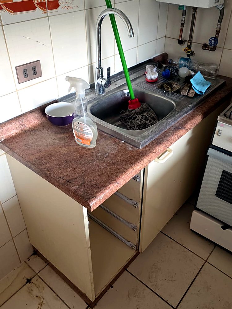Cocina antes: cubierta antigua desgastada