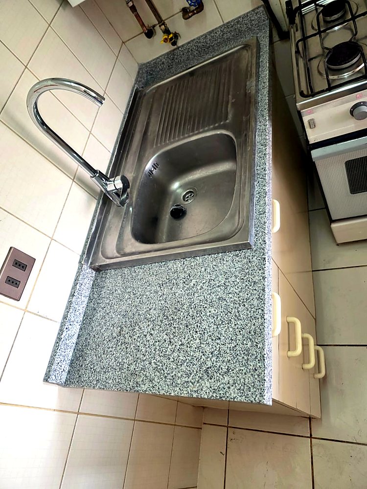 Cocina después: cubierta de granito nueva