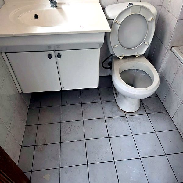 Baño antes de la limpieza