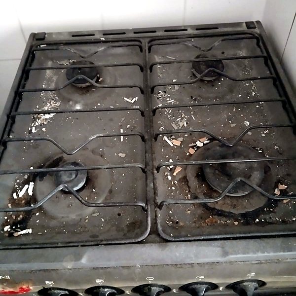 Cocina a gas sucia antes