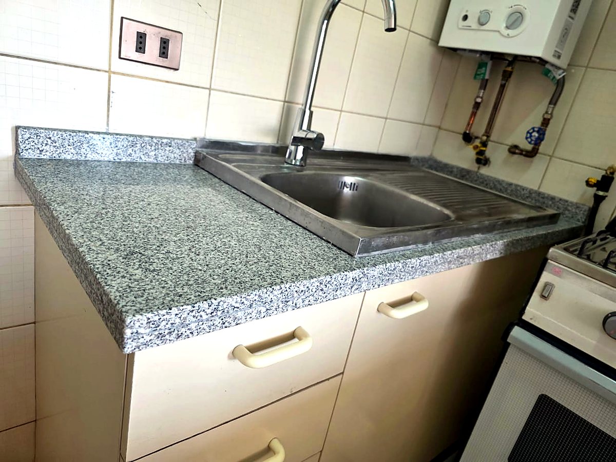 Cocina con cubierta de granito recién instalada