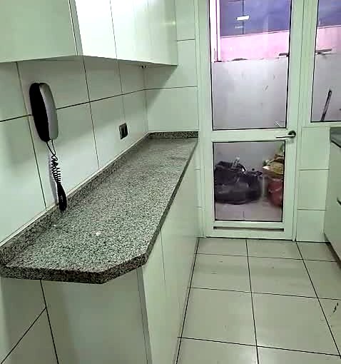 Cocina después: muebles blancos nuevos y cubierta de granito
